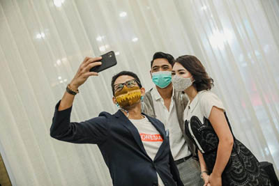  Intip Gaya Sandiaga Uno Foto Bareng Arya Saloka dan Amanda Manopo